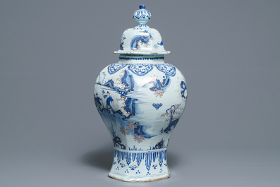 Een grote octagonale dekselvaas met blauwwit en mangaan chinoiserie decor, Nevers, 18e eeuw