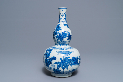 Un vase de forme double gourde en porcelaine de Chine bleu et blanc, &eacute;poque Transition