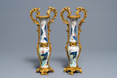 Quatre vases en porcelaine de Chine famille rose recompos&eacute;s &agrave; deux aux montures en bronze dor&eacute;, Qianlong