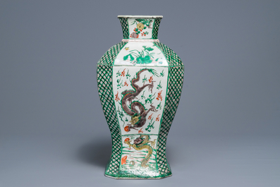 Un vase en porcelaine de Chine famille verte &agrave; d&eacute;cor de dragons, Kangxi
