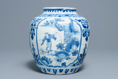 Een blauwwitte Delftse pot met chinoiserie decor, eind 17e eeuw