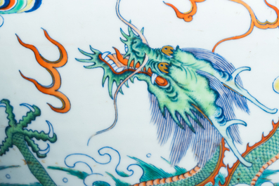 Een uitzonderlijke keizerlijke Chinese doucai vaas met draken, Qianlong zegelmerk en periode