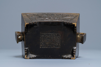 Een rechthoekige Chinese bronzen wierookbrander, Qianlong merk, 19e eeuw