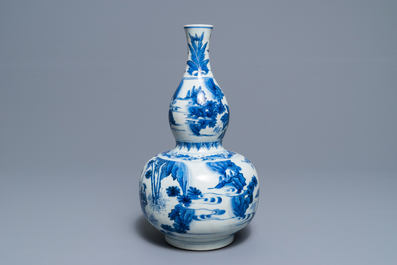 Een Chinese blauwwitte kalebasvaas met figuratief decor rondom, Transitie periode