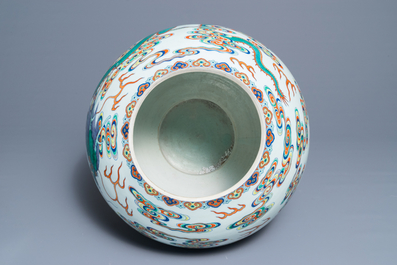 Un vase imp&eacute;rial en porcelaine de Chine doucai &agrave; d&eacute;cor de dragons, marque et &eacute;poque de Qianlong