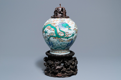 Un vase imp&eacute;rial en porcelaine de Chine doucai &agrave; d&eacute;cor de dragons, marque et &eacute;poque de Qianlong