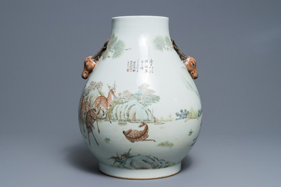 Un vase de forme hu en porcelaine de Chine qianjiang cai &agrave; d&eacute;cor de daims, 19/20&egrave;me