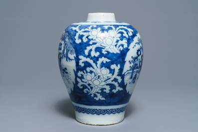 Un vase en fa&iuml;ence de Delft en bleu et blanc &agrave; d&eacute;cor de chinoiserie, fin du 17&egrave;me