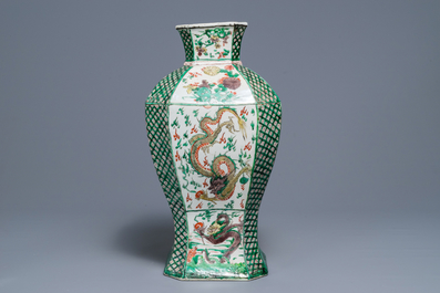 Un vase en porcelaine de Chine famille verte &agrave; d&eacute;cor de dragons, Kangxi