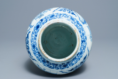 Un vase &agrave; d&eacute;cor de chinoiserie en fa&iuml;ence de Delft en bleu et blanc, fin du 17&egrave;me