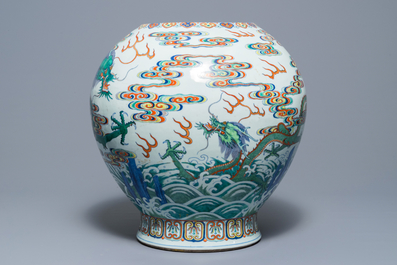 Un vase imp&eacute;rial en porcelaine de Chine doucai &agrave; d&eacute;cor de dragons, marque et &eacute;poque de Qianlong