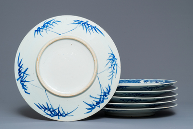 Six plats en porcelaine de Chine bleu et blanc &agrave; d&eacute;cor de ph&eacute;nix, 19&egrave;me