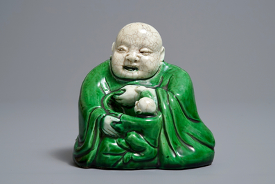 Une figure de Bouddha au gar&ccedil;on en biscuit &eacute;maill&eacute; vert, Chine, Kangxi