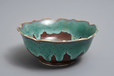 Een Chinese lotusvormige kom met turquoise flamb&eacute; glazuur met bruine fondkleur, Yongzheng/Qianlong