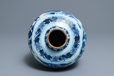 Un vase en fa&iuml;ence de Delft en bleu et blanc &agrave; d&eacute;cor de chinoiserie, fin du 17&egrave;me