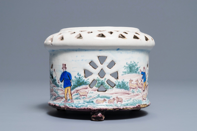 Un r&eacute;chaud en fa&iuml;ence polychrome de Delft &agrave; d&eacute;cor pastoral, fin du 18&egrave;me