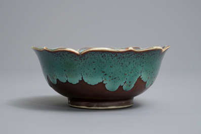 Een Chinese lotusvormige kom met turquoise flamb&eacute; glazuur met bruine fondkleur, Yongzheng/Qianlong