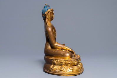 Een Sino-Tibetaanse verguld koperen figuur van Buddha Shakyamuni, 17/18e eeuw