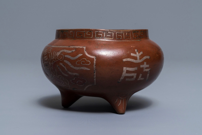 Un br&ucirc;le-parfum en bronze incrust&eacute; d&rsquo;argent, marque de Xuande, Chine, 19&egrave;me