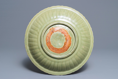 Un plat en porcelaine de Chine c&eacute;ladon de Longquan &agrave; d&eacute;cor incis&eacute;, Ming