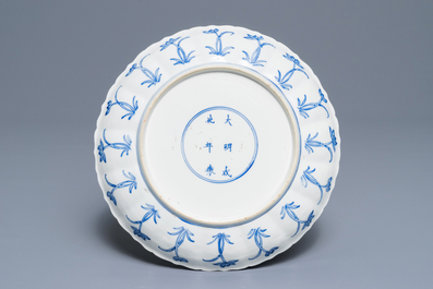 Une assiette en forme de lotus en porcelaine de Chine bleu et blanc, marque et &eacute;poque de Kangxi