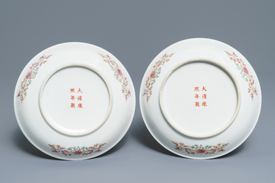 Une paire d'assiettes 'shou' en porcelaine de Chine famille rose, marque de Kangxi, R&eacute;publique, 20&egrave;me