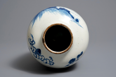 Een blauwwitte Delftse vaas met chinoiserie decor, 17/18e eeuw