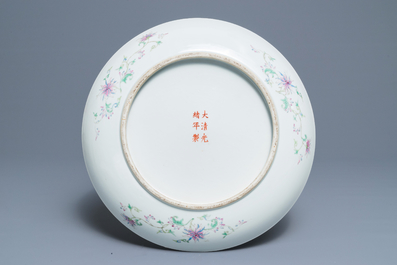 Un plat en porcelaine de Chine famille rose &agrave; d&eacute;cor 'dragon et ph&eacute;nix', marque et &eacute;poque de Guangxu