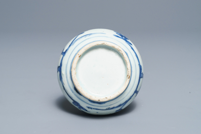 Un vase de forme bouteille en porcelaine de Chine bleu et blanc, Wanli