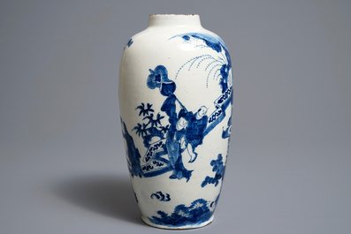 Un vase en fa&iuml;ence de Delft en bleu et blanc &agrave; d&eacute;cor de chinoiserie, 17/18&egrave;me