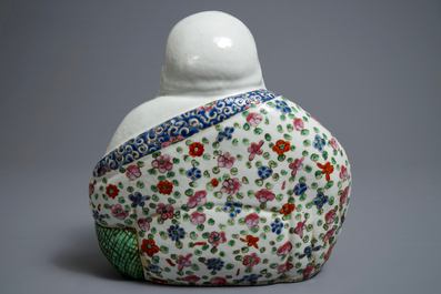 Une figure de Bouddha en porcelaine de Chine famille rose, 19/20&egrave;me