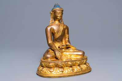 Een Sino-Tibetaanse verguld koperen figuur van Buddha Shakyamuni, 17/18e eeuw