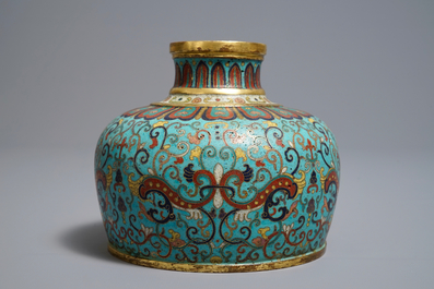 Un vase en &eacute;maux cloisonn&eacute;s, marque de Qianlong, 19/20&egrave;me