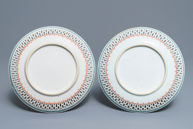 Une paire d'assiettes ajour&eacute;es en porcelaine de Chine famille rose, Qianlong