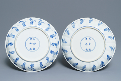 Deux assiettes en forme de lotus en porcelaine de Chine bleu et blanc, marque et &eacute;poque de Kangxi