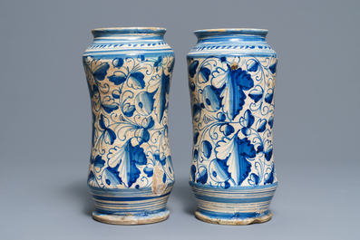 A pair of blue and white Italian maiolica 'a foglie' albarelli, 17th C.