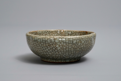Un lave-pinceaux en forme de fleur en porcelaine de Chine de type Ge, 18/19&egrave;me
