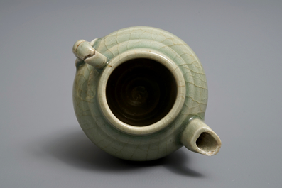 Une th&eacute;i&egrave;re ou verseuse en porcelaine de Chine c&eacute;ladon, Song/Yuan