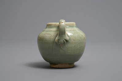 Een Chinese celadon theepot of schenkkan, Song/Yuan