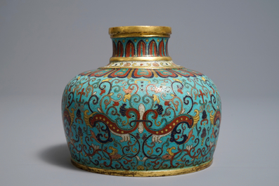 Un vase en &eacute;maux cloisonn&eacute;s, marque de Qianlong, 19/20&egrave;me