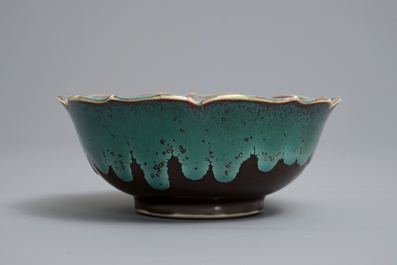 Een Chinese lotusvormige kom met turquoise flamb&eacute; glazuur met bruine fondkleur, Yongzheng/Qianlong