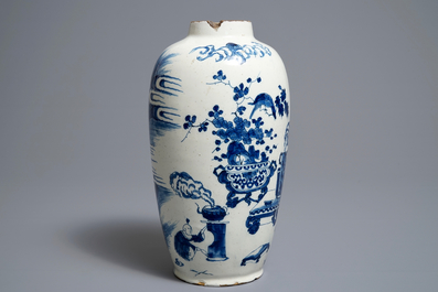 A Dutch Delft blue and white chinoiserie vase, 17/18th C.