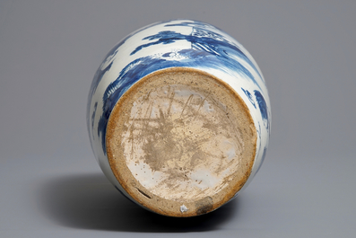 Un vase en fa&iuml;ence de Delft en bleu et blanc &agrave; d&eacute;cor de chinoiserie, 17/18&egrave;me