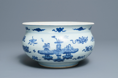 Een Chinese blauwwitte wierookbrander met decor van antiquiteiten, Kangxi