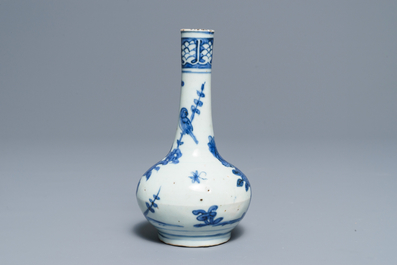 Un vase de forme bouteille en porcelaine de Chine bleu et blanc, Wanli