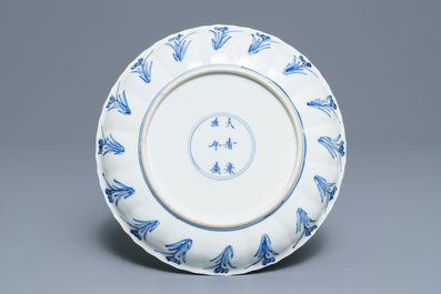 Une assiette en forme de lotus en porcelaine de Chine bleu et blanc, marque et &eacute;poque de Kangxi