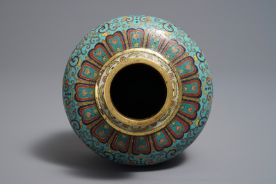 Un vase en &eacute;maux cloisonn&eacute;s, marque de Qianlong, 19/20&egrave;me