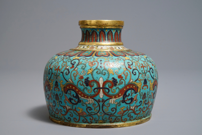 Un vase en &eacute;maux cloisonn&eacute;s, marque de Qianlong, 19/20&egrave;me