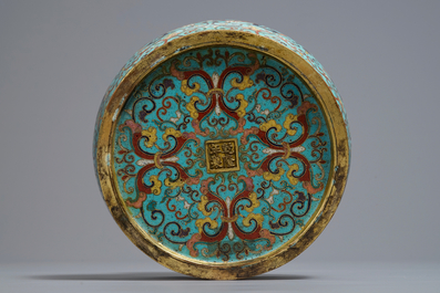 Een Chinese cloisonn&eacute; vaas, Qianlong merk, 19/20e eeuw