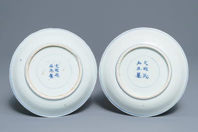 Een paar Chinese blauwwitte 'Drie vrienden van de winter' borden, Chenghua merk, Wanli